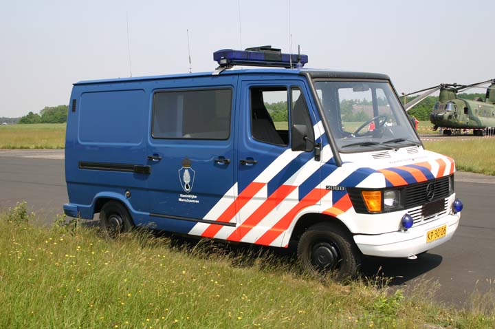 Koninklijke Marechaussee Mercedes 208 D 
